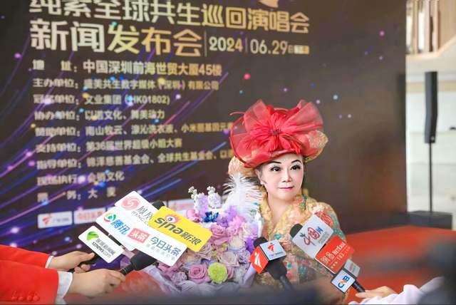 纯紫的观众席：全国来客与本地长者的同一排